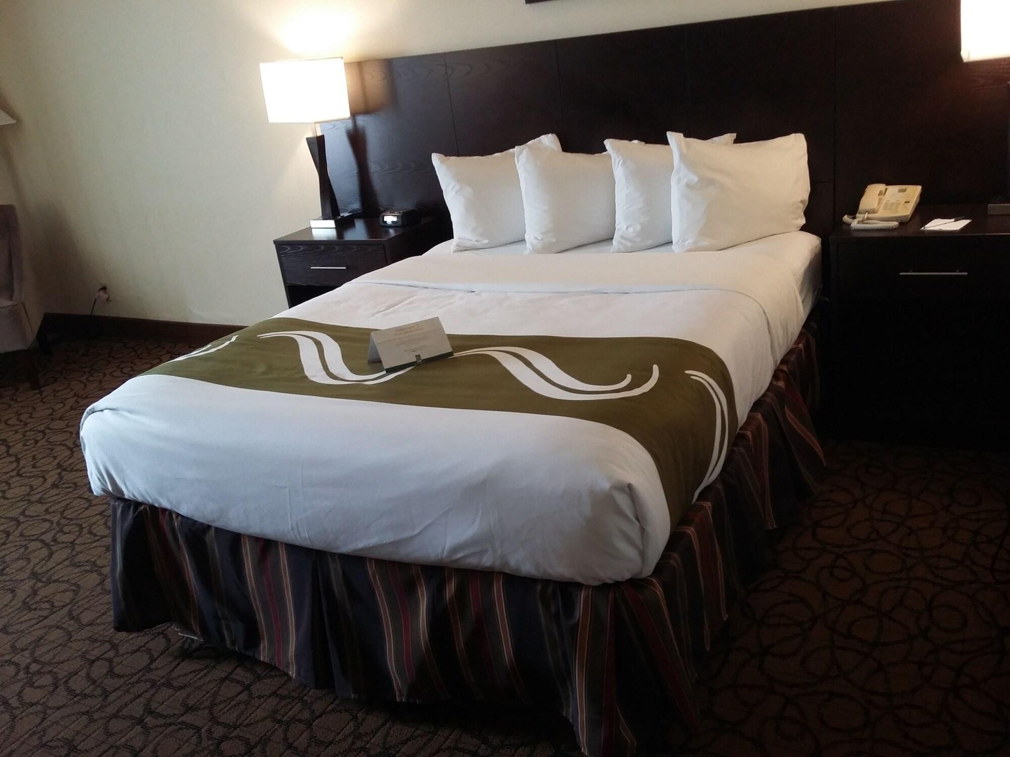 Quality Inn & Suites Escanaba North Buitenkant foto