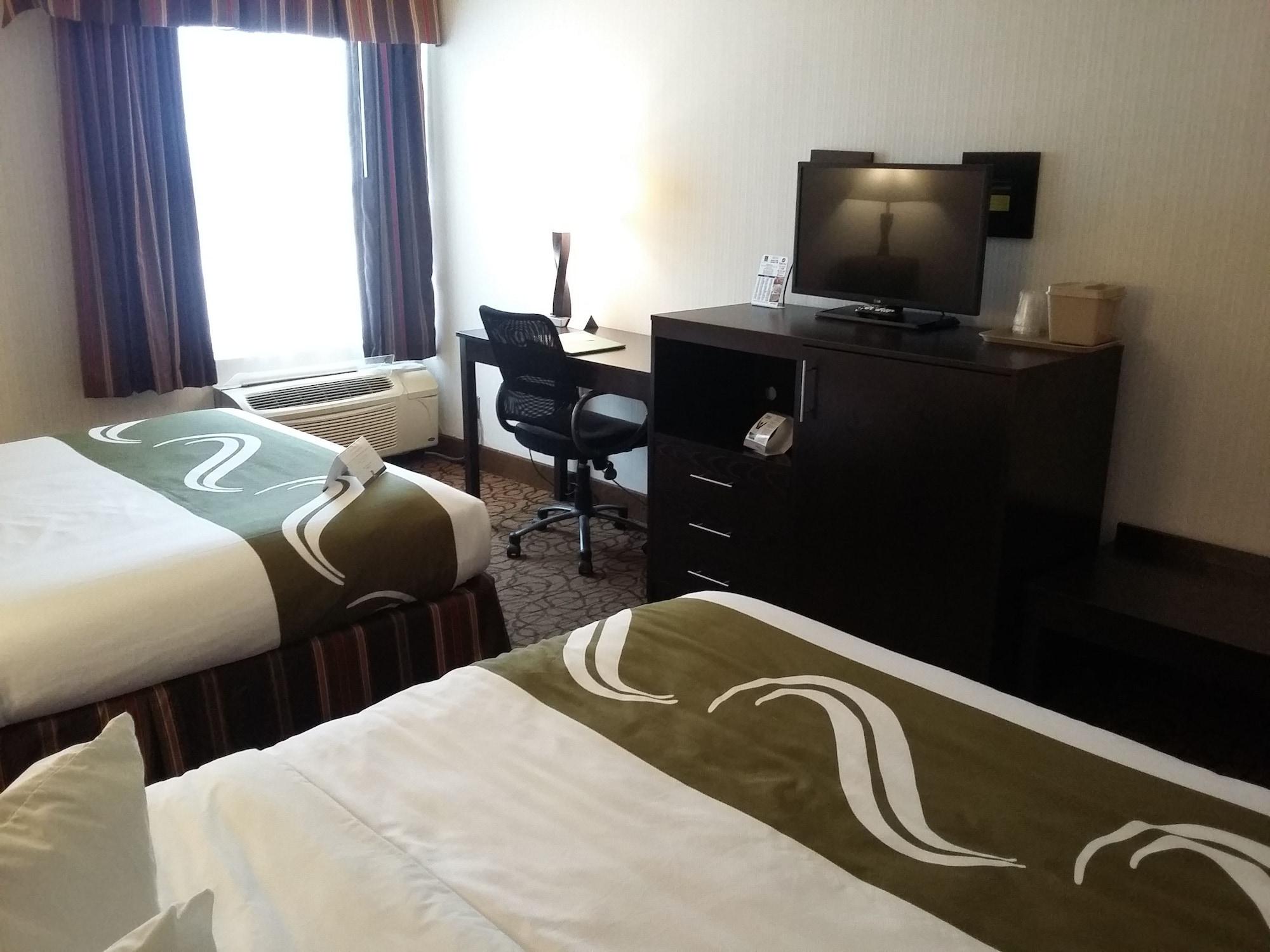 Quality Inn & Suites Escanaba North Buitenkant foto