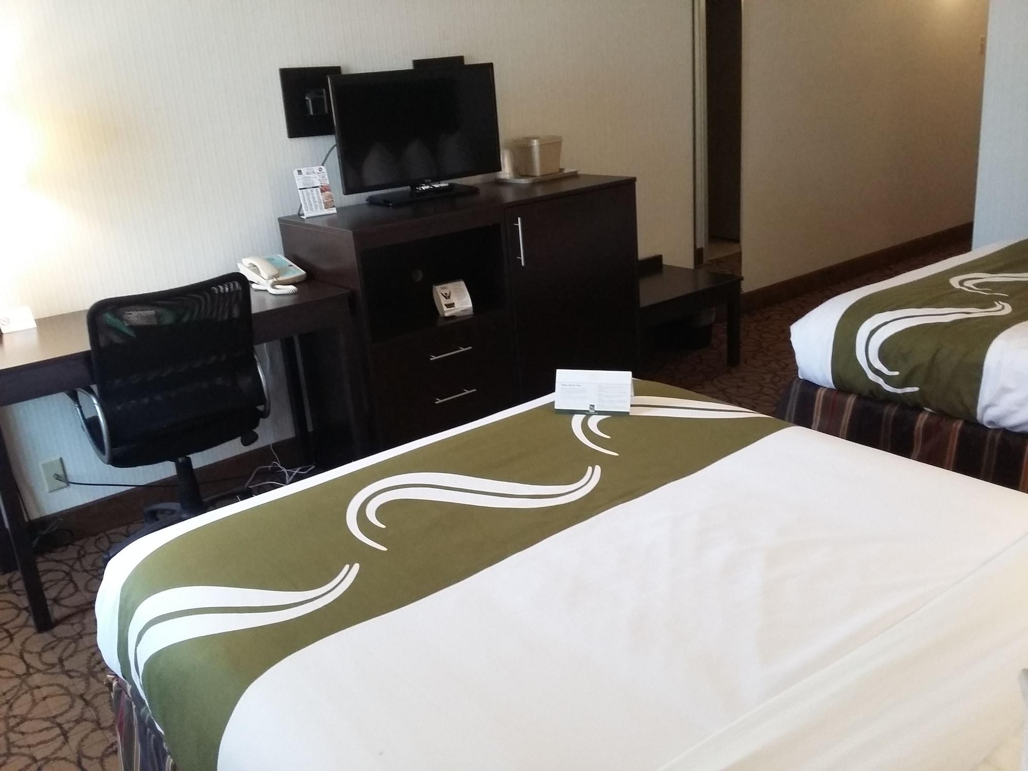 Quality Inn & Suites Escanaba North Buitenkant foto