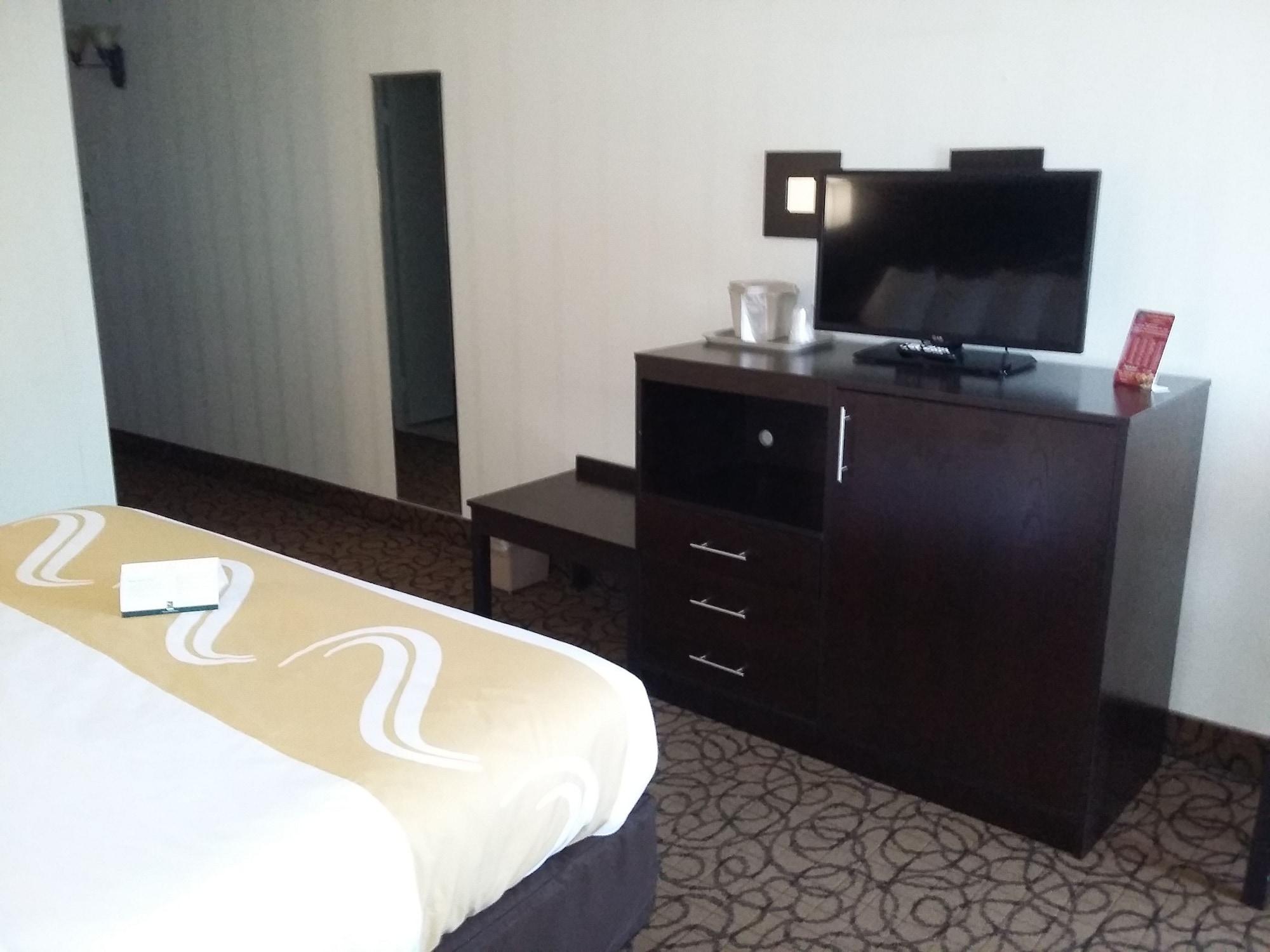 Quality Inn & Suites Escanaba North Buitenkant foto