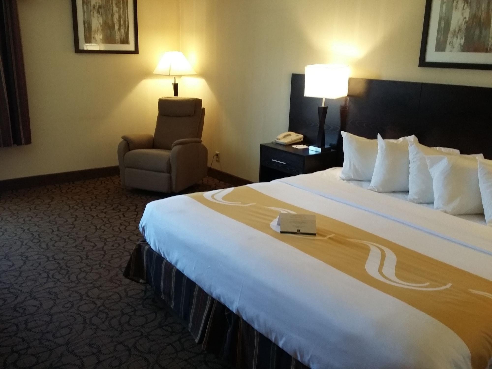 Quality Inn & Suites Escanaba North Buitenkant foto