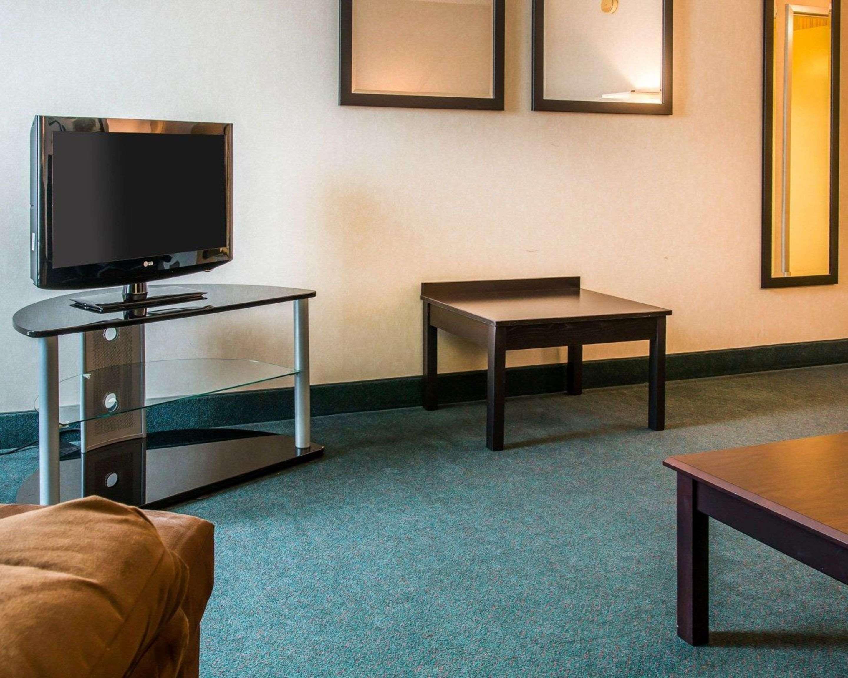 Quality Inn & Suites Escanaba North Buitenkant foto