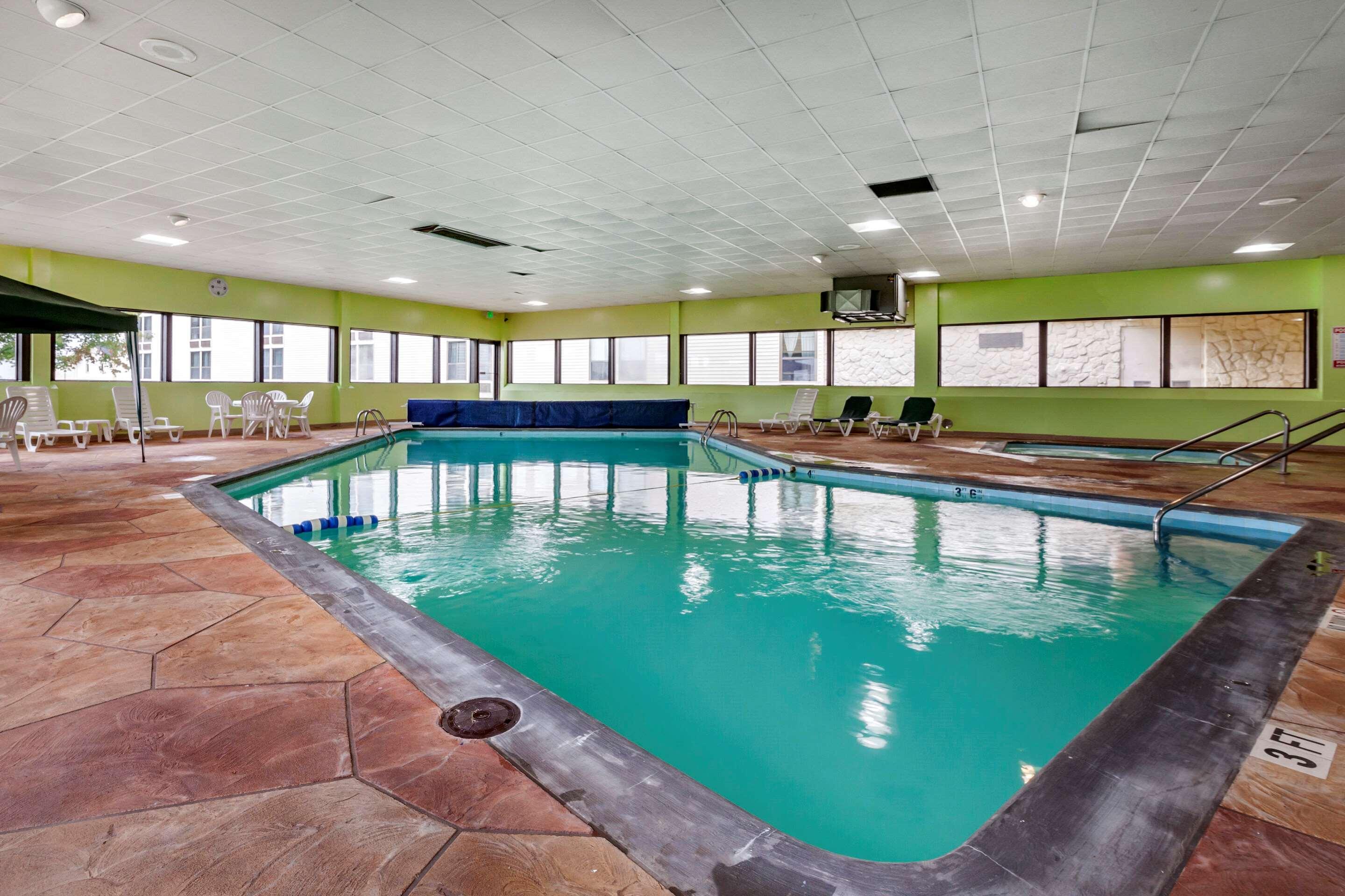 Quality Inn & Suites Escanaba North Buitenkant foto