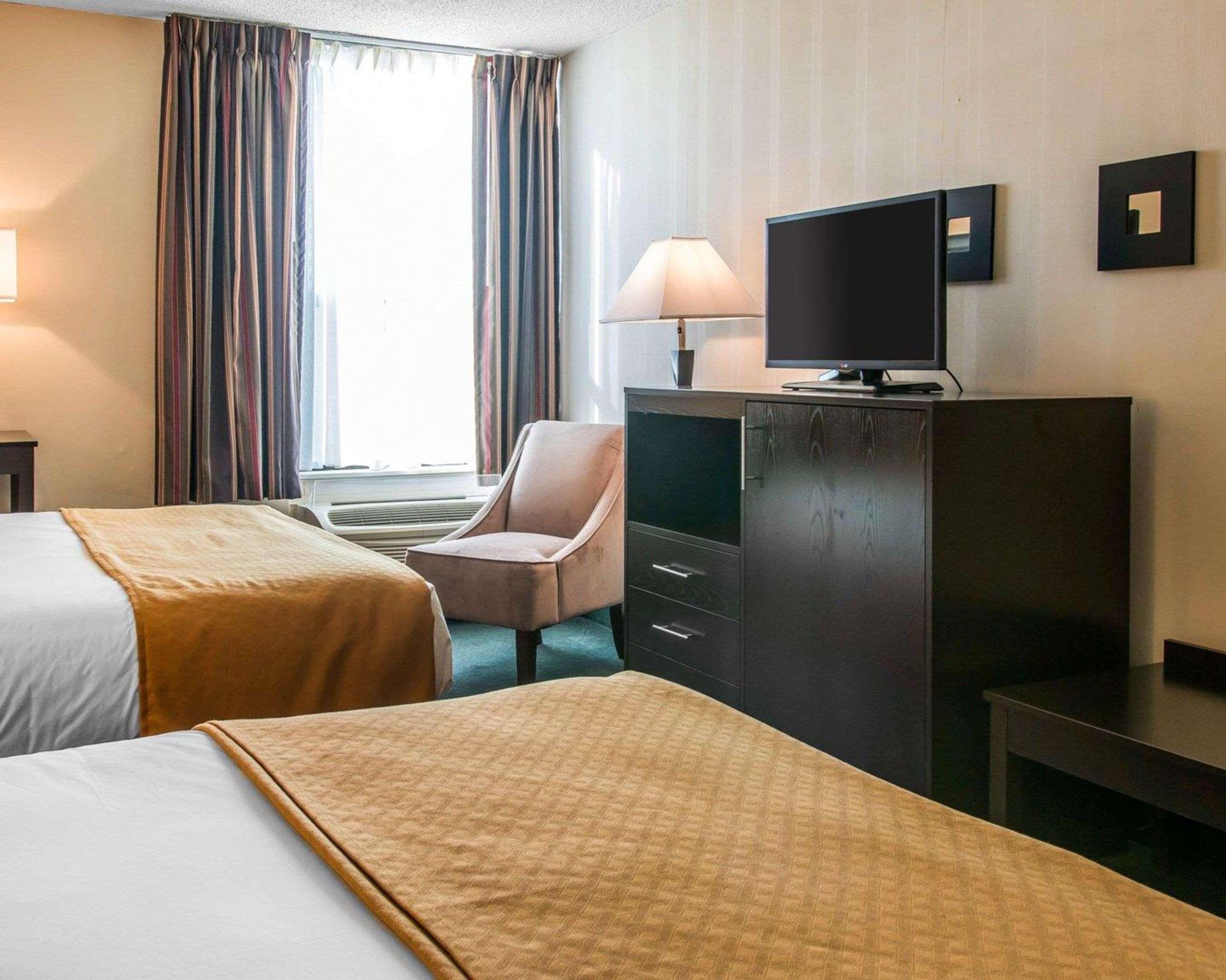 Quality Inn & Suites Escanaba North Buitenkant foto