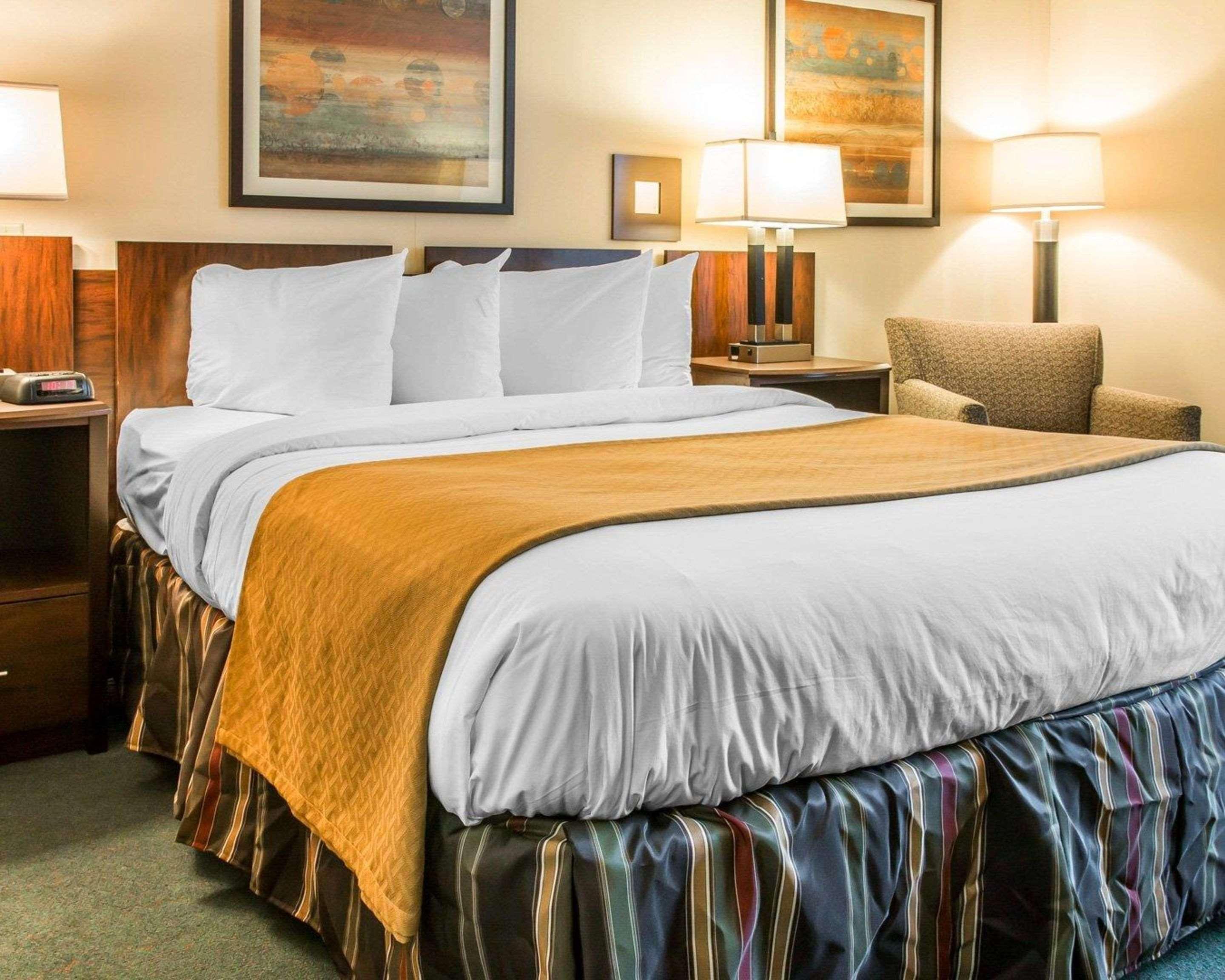 Quality Inn & Suites Escanaba North Buitenkant foto